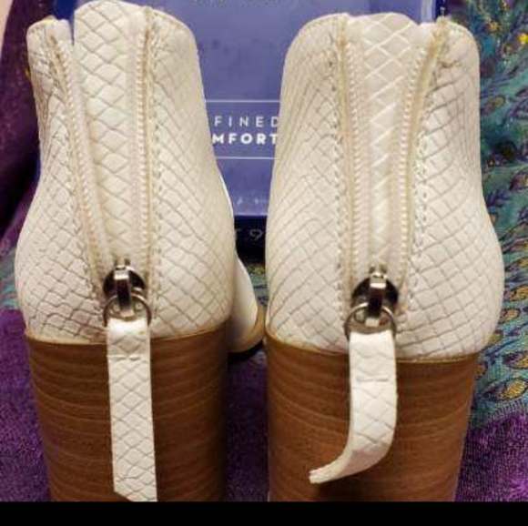 Apt 9 white booties Nanosecond in size 8.5 EUC - Picture 5 of 8